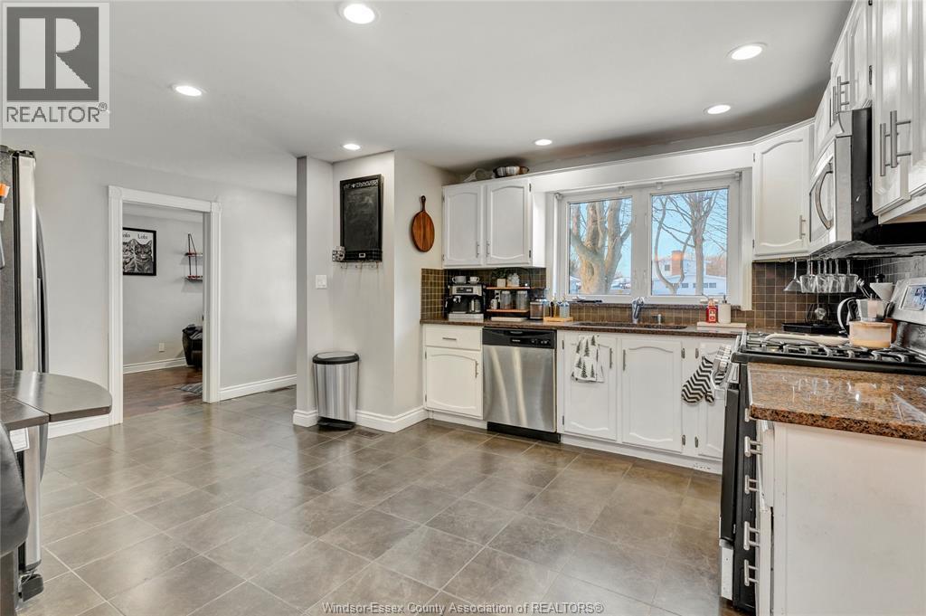 805 Roselawn, Windsor, ON - Indoor Photo Showing Kitchen