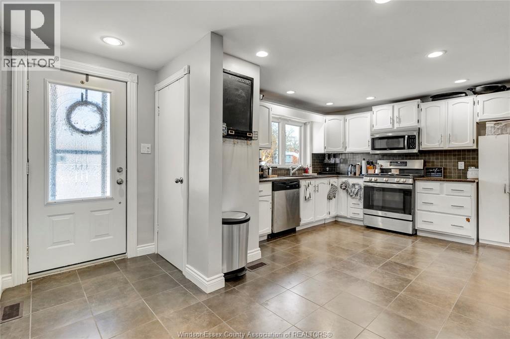 805 Roselawn, Windsor, ON - Indoor Photo Showing Kitchen