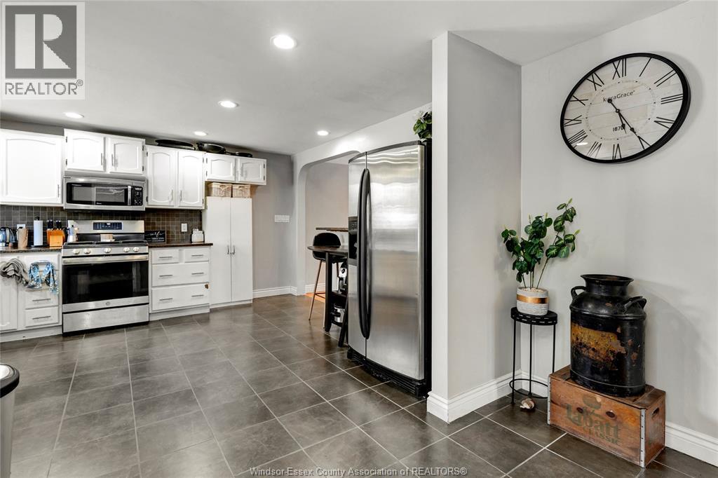 805 Roselawn, Windsor, ON - Indoor Photo Showing Kitchen