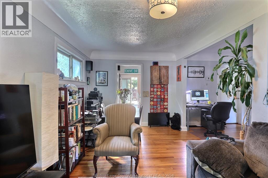 869 Ford, Windsor, ON - Indoor Photo Showing Living Room