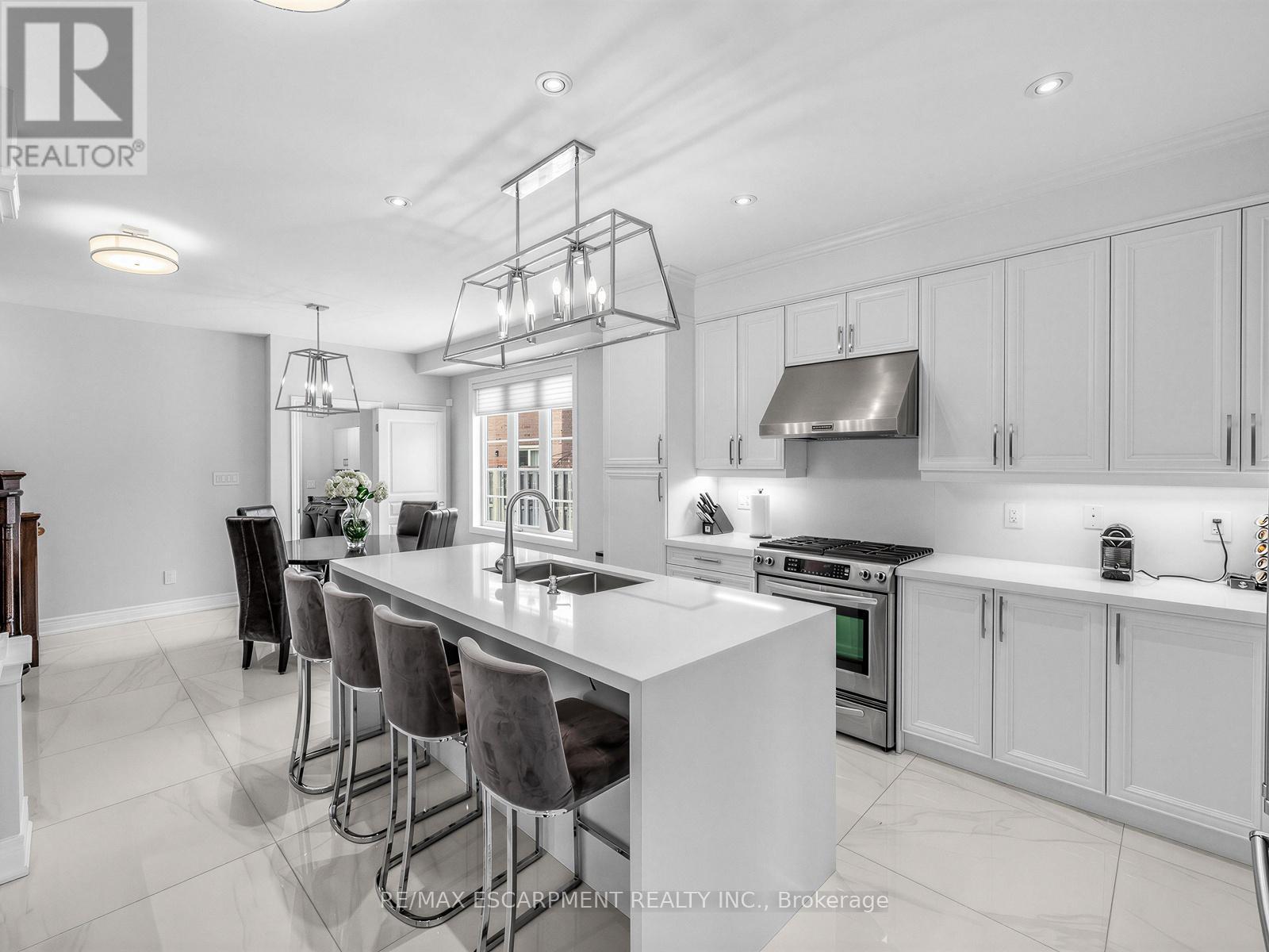 131 Robert Speck Parkway, Mississauga, ON - Indoor Photo Showing Kitchen With Double Sink With Upgraded Kitchen