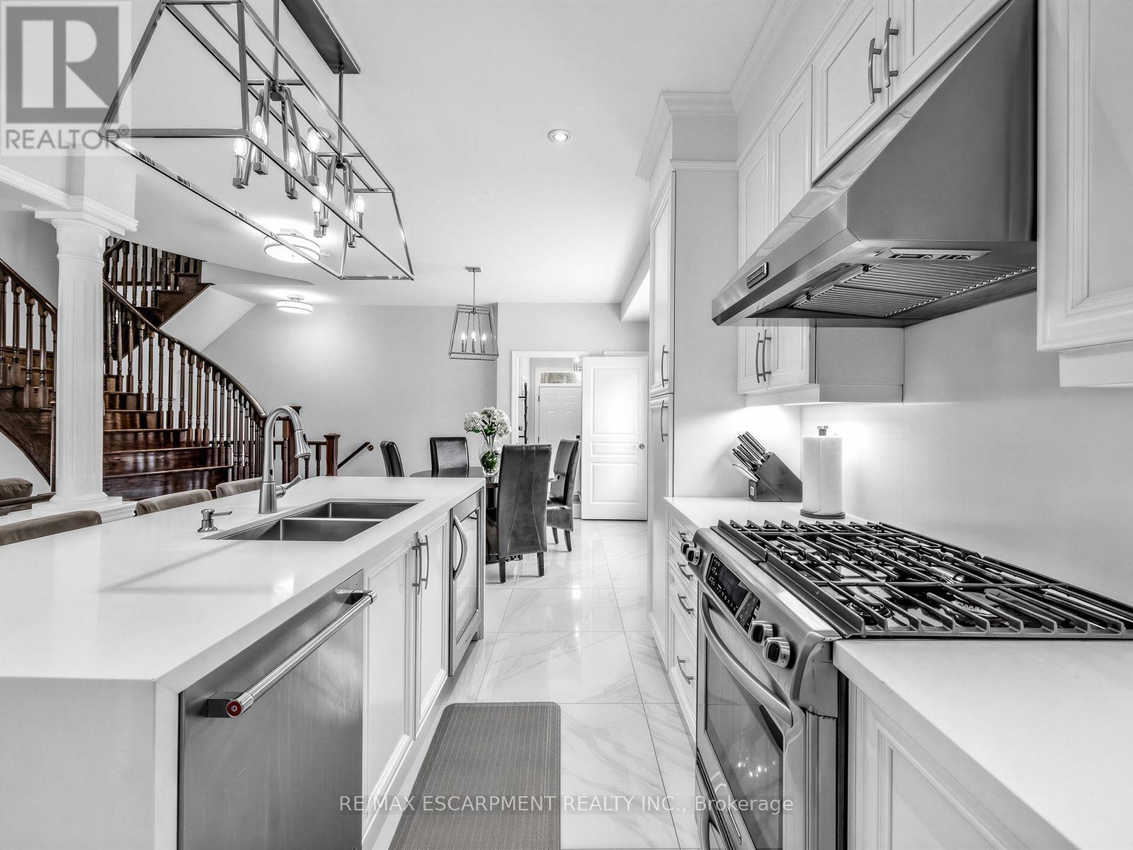 131 Robert Speck Parkway, Mississauga, ON - Indoor Photo Showing Kitchen With Double Sink