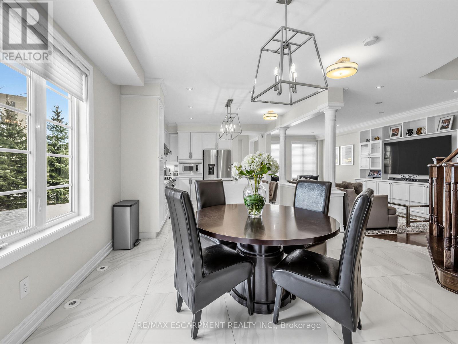 131 Robert Speck Parkway, Mississauga, ON - Indoor Photo Showing Dining Room