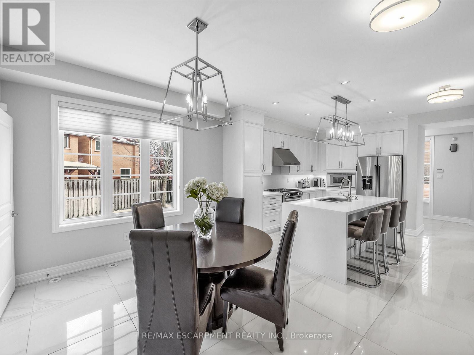 131 Robert Speck Parkway, Mississauga, ON - Indoor Photo Showing Dining Room