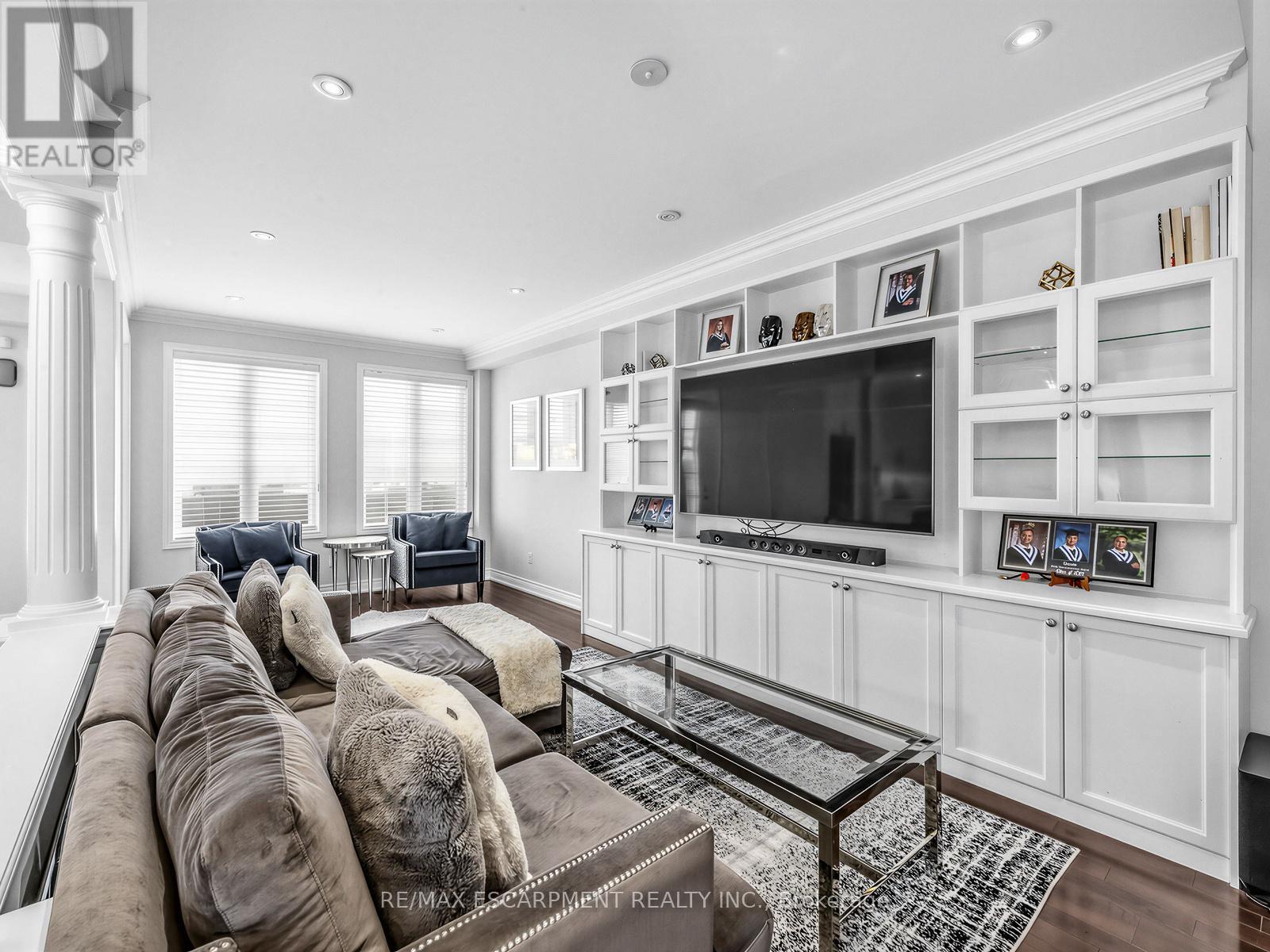 131 Robert Speck Parkway, Mississauga, ON - Indoor Photo Showing Living Room