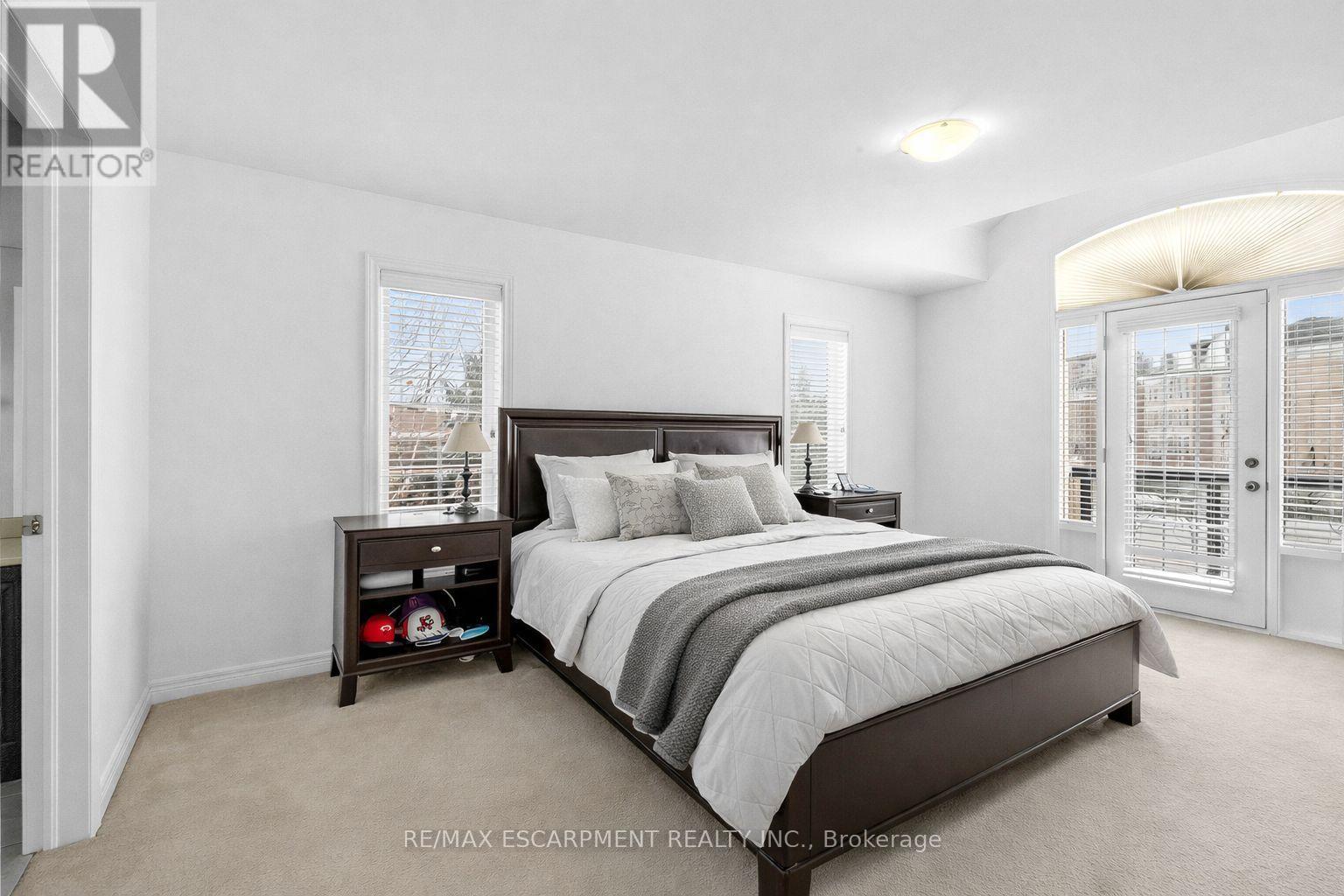 131 Robert Speck Parkway, Mississauga, ON - Indoor Photo Showing Bedroom