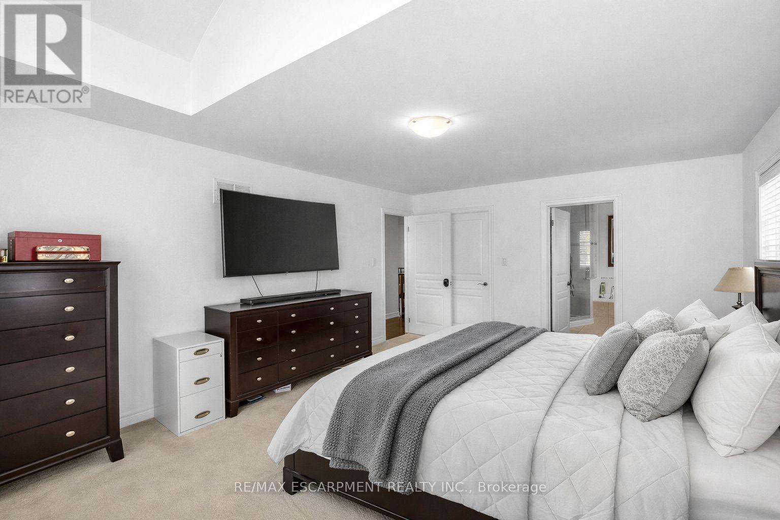131 Robert Speck Parkway, Mississauga, ON - Indoor Photo Showing Bedroom