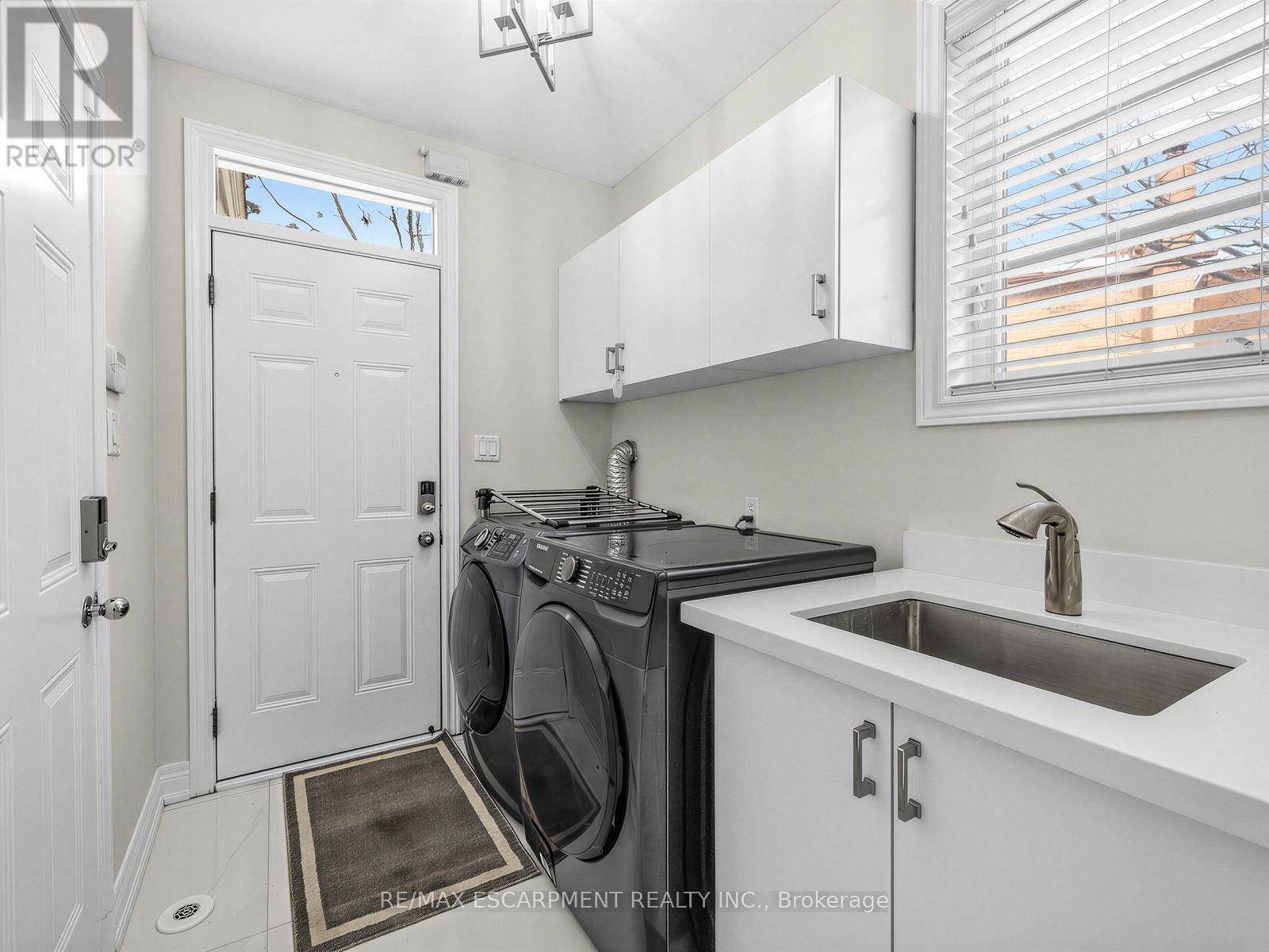 131 Robert Speck Parkway, Mississauga, ON - Indoor Photo Showing Laundry Room