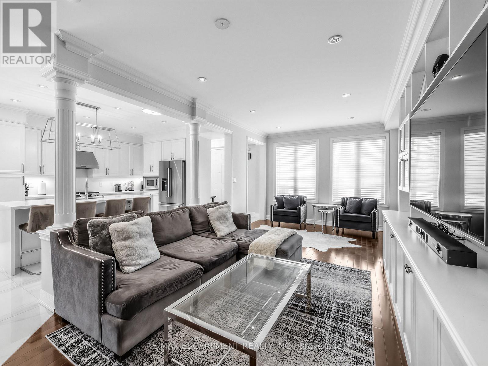 131 Robert Speck Parkway, Mississauga, ON - Indoor Photo Showing Living Room