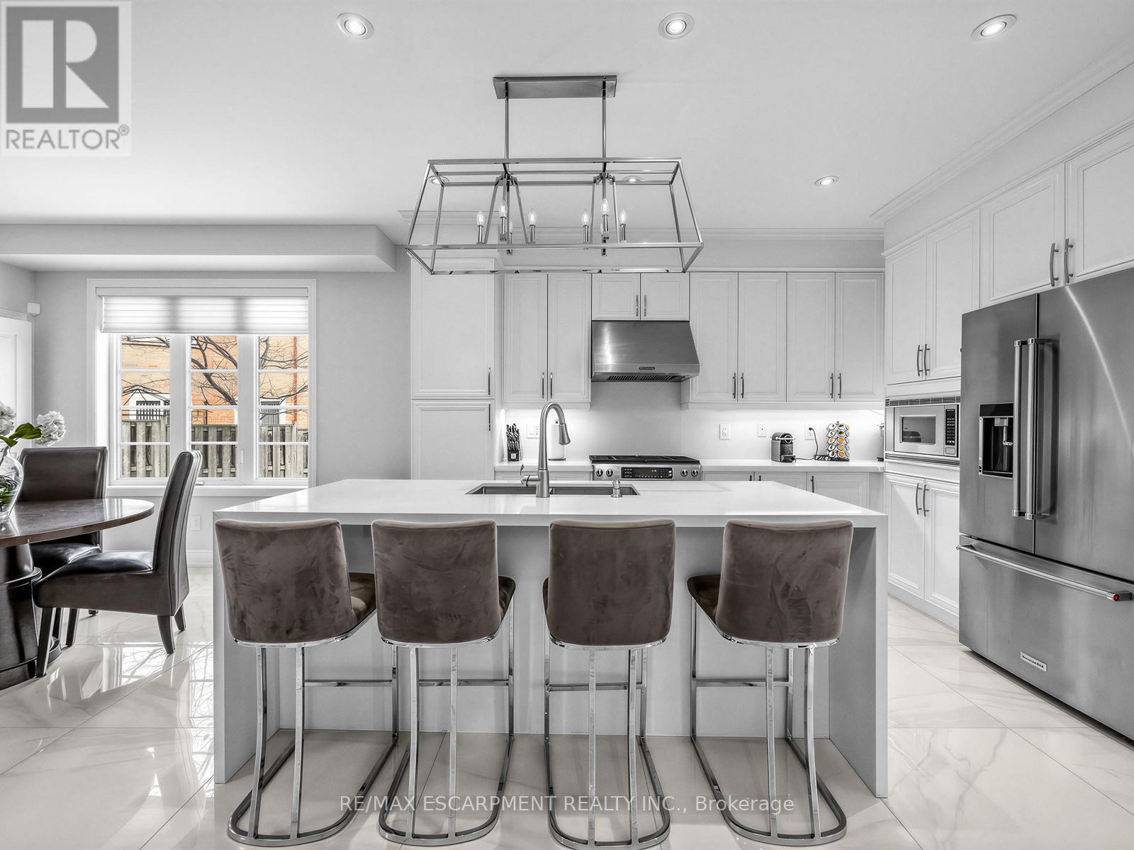 131 Robert Speck Parkway, Mississauga, ON - Indoor Photo Showing Kitchen With Upgraded Kitchen