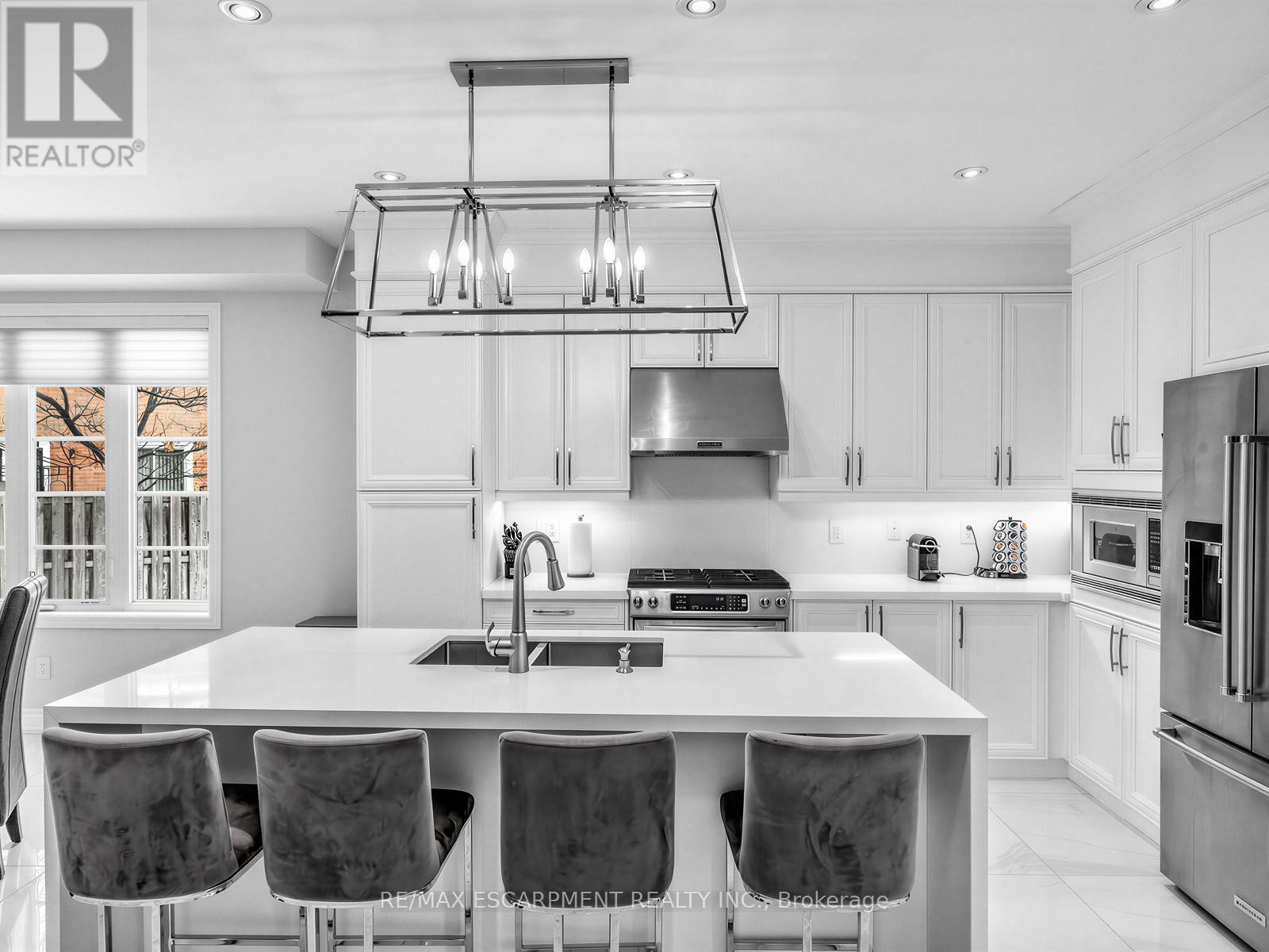131 Robert Speck Parkway, Mississauga, ON - Indoor Photo Showing Kitchen With Double Sink With Upgraded Kitchen