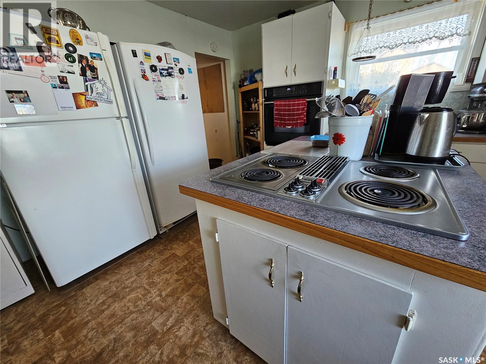 304 7Th Avenue Se, Swift Current, SK - Indoor Photo Showing Kitchen