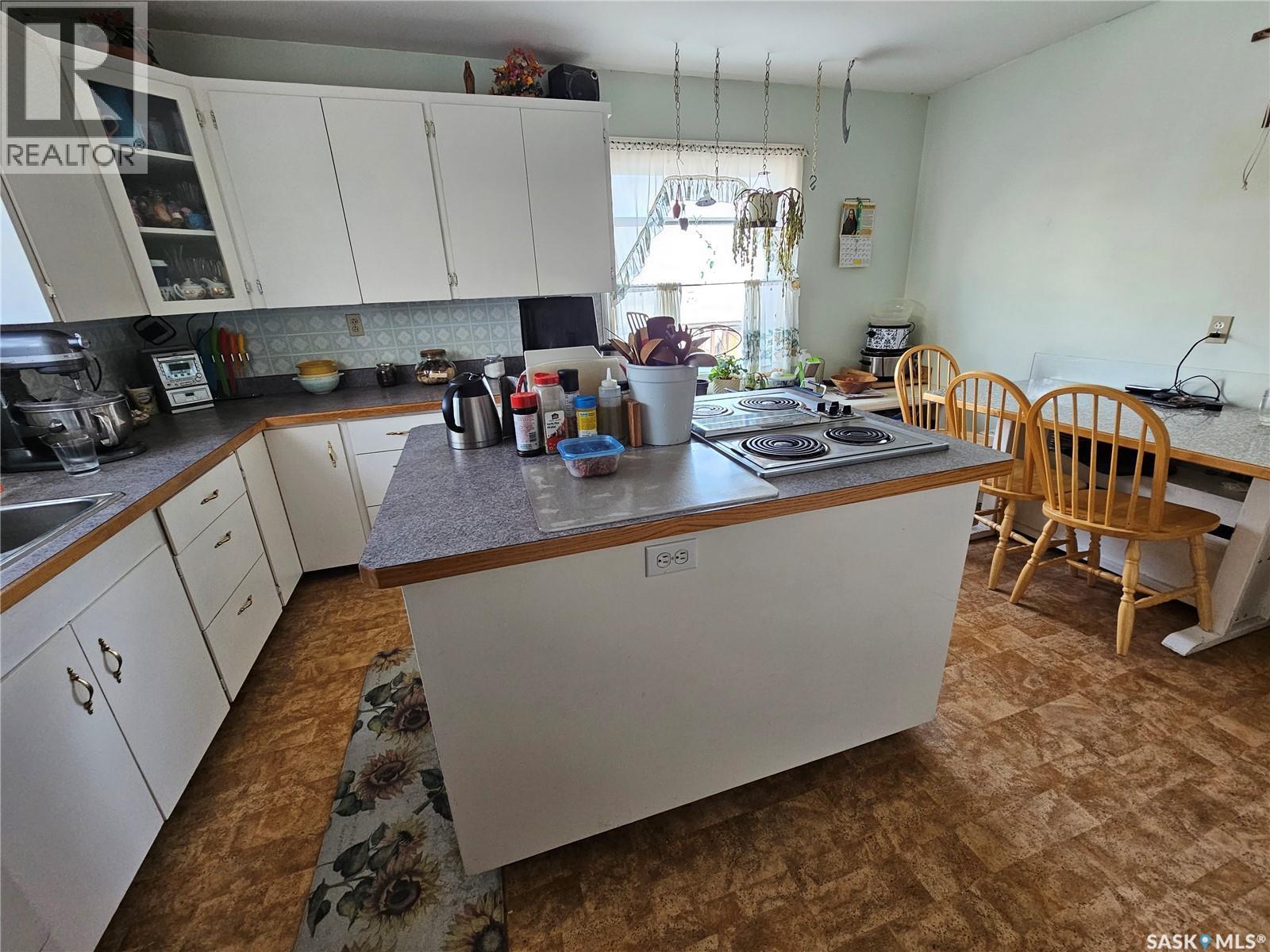304 7Th Avenue Se, Swift Current, SK - Indoor Photo Showing Kitchen