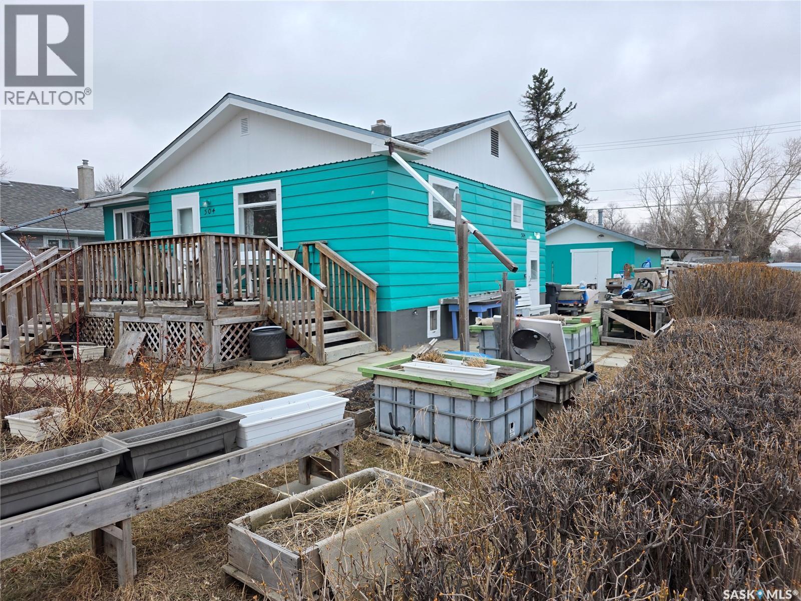 304 7Th Avenue Se, Swift Current, SK - Outdoor With Deck Patio Veranda