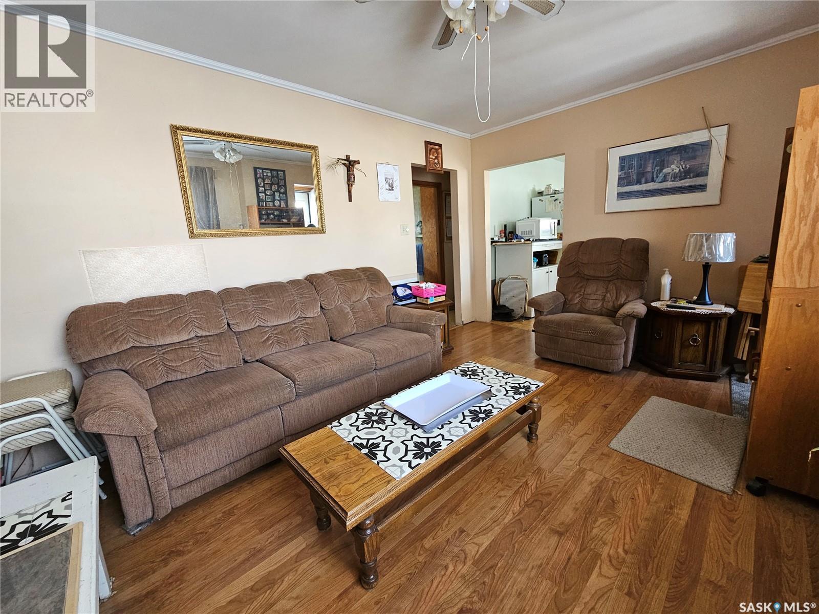 304 7Th Avenue Se, Swift Current, SK - Indoor Photo Showing Living Room