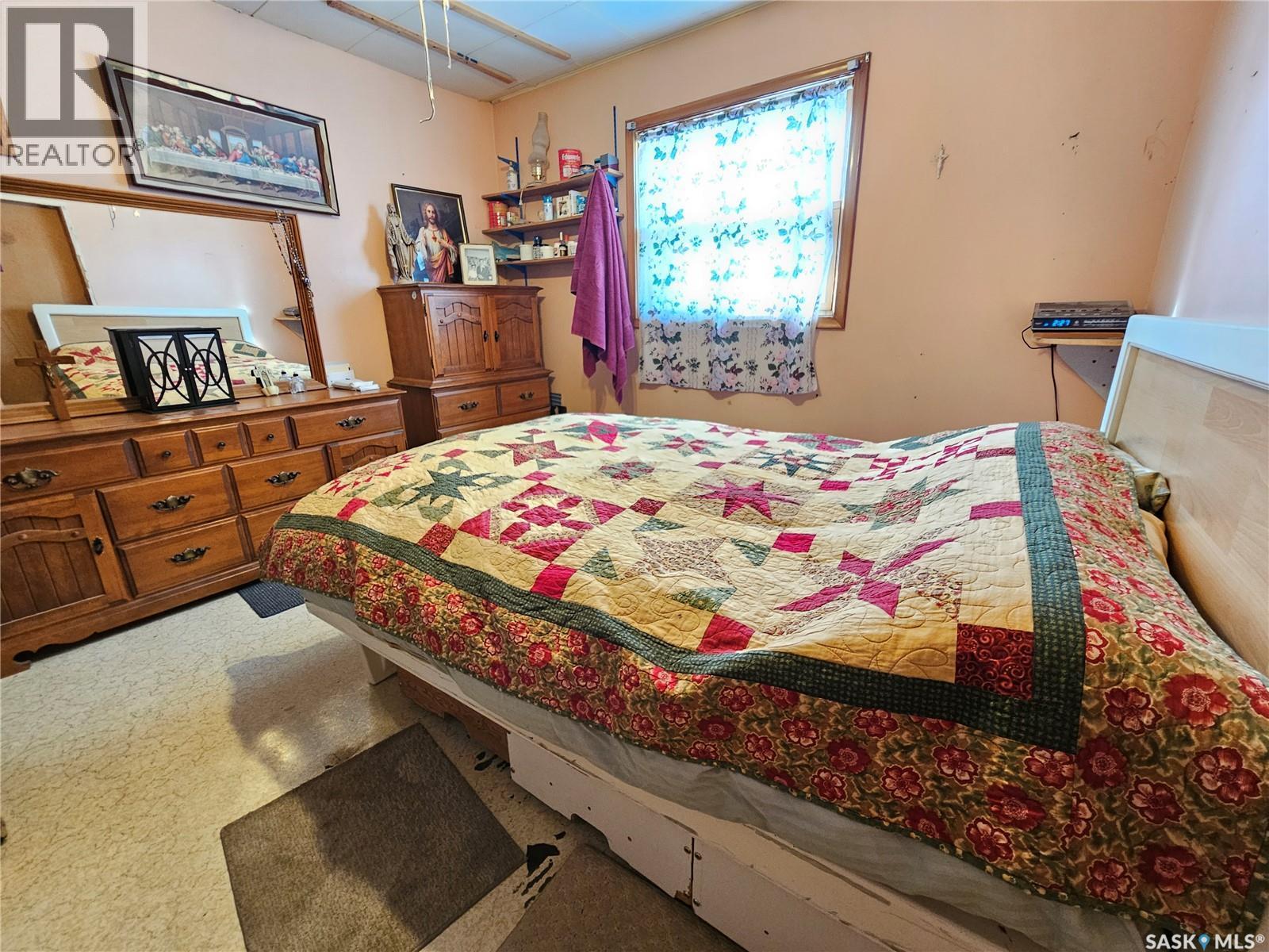 304 7Th Avenue Se, Swift Current, SK - Indoor Photo Showing Bedroom