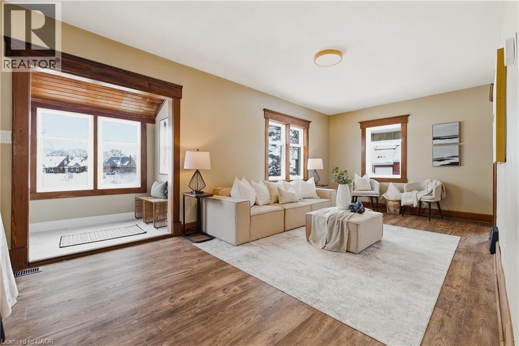 999 Vine Street, Cambridge, ON - Indoor Photo Showing Living Room