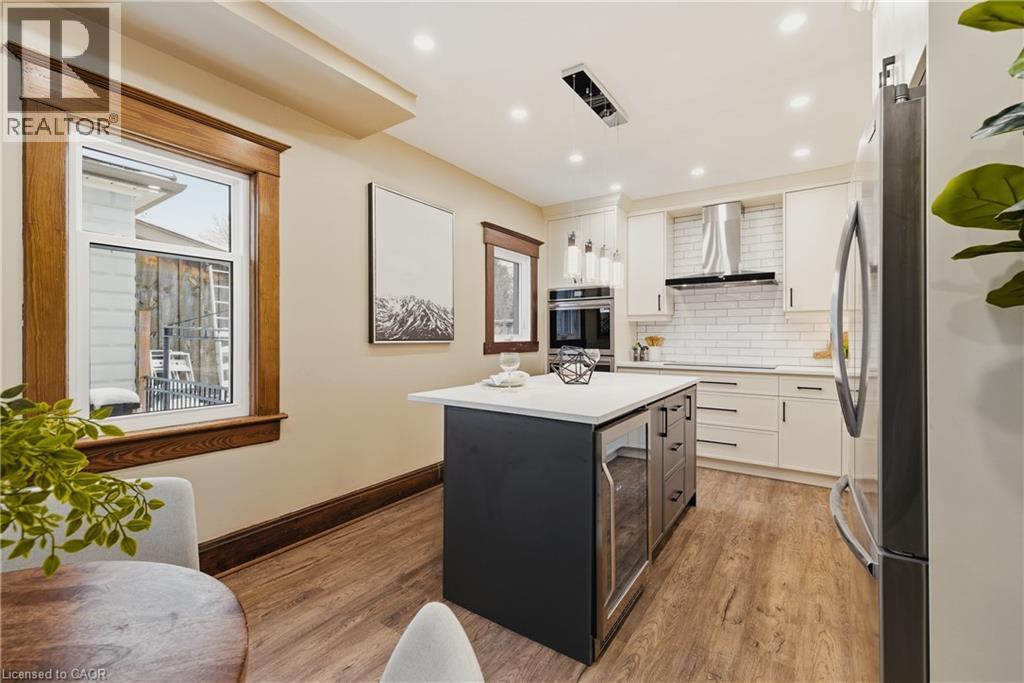 999 Vine Street, Cambridge, ON - Indoor Photo Showing Kitchen With Upgraded Kitchen