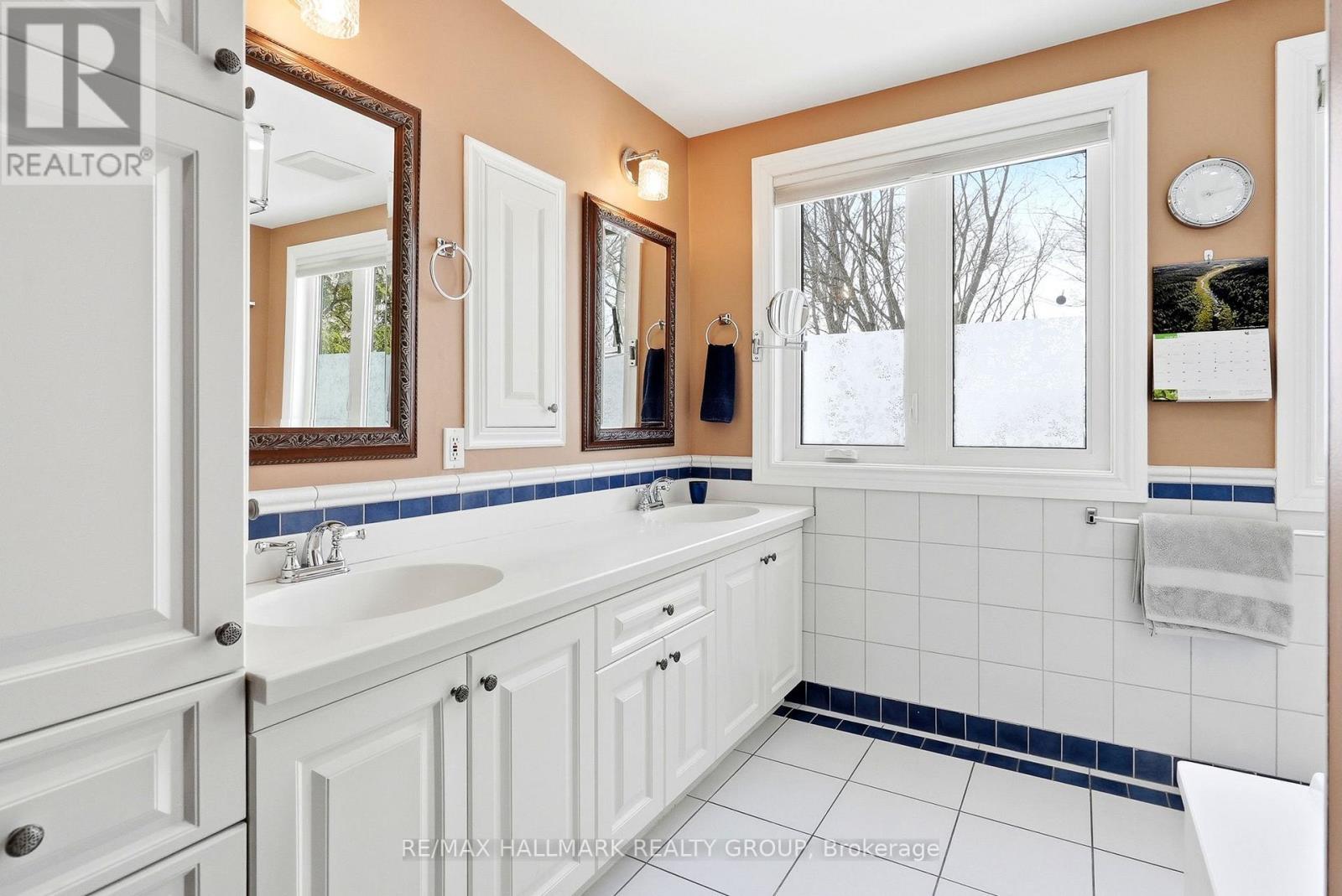 53 Scrivens Street, Ottawa, ON - Indoor Photo Showing Bathroom