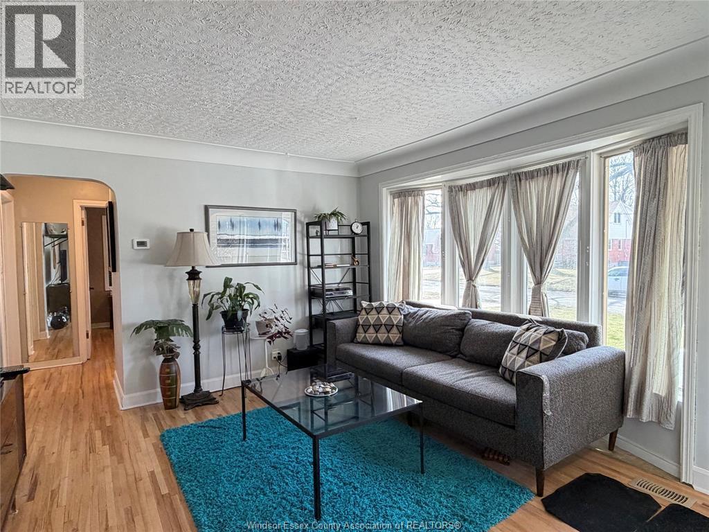 858 Laporte, Windsor, ON - Indoor Photo Showing Living Room