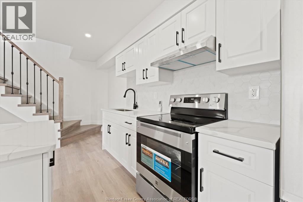 702 Pierre, Windsor, ON - Indoor Photo Showing Kitchen