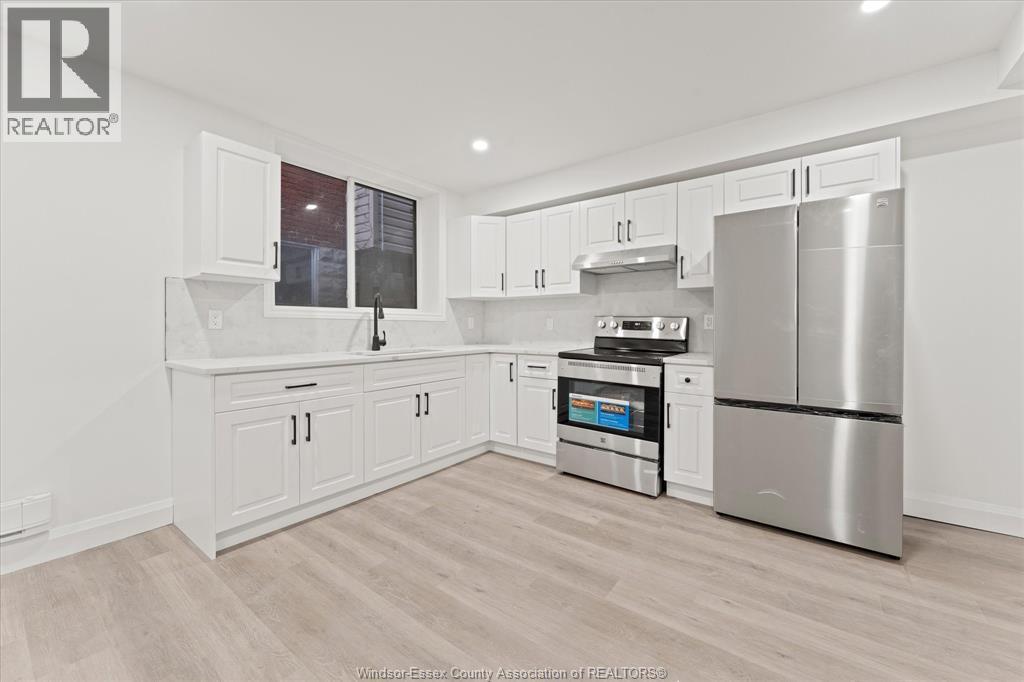 702 Pierre, Windsor, ON - Indoor Photo Showing Kitchen