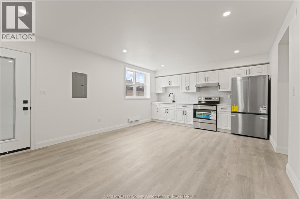 702 Pierre, Windsor, ON - Indoor Photo Showing Kitchen