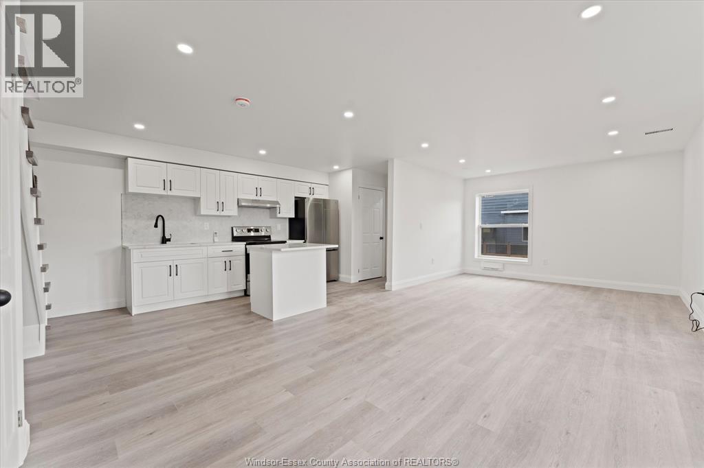 702 Pierre, Windsor, ON - Indoor Photo Showing Kitchen
