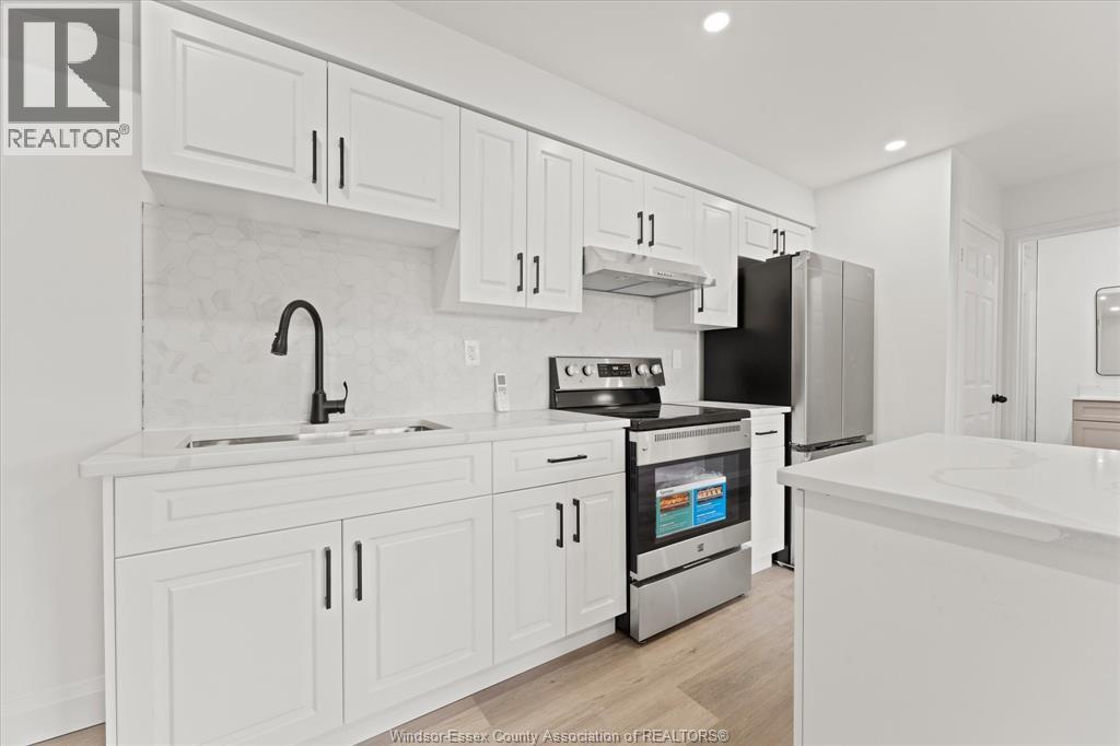 702 Pierre, Windsor, ON - Indoor Photo Showing Kitchen
