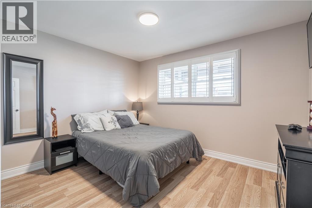 53 Third Road E, Hamilton, ON - Indoor Photo Showing Bedroom