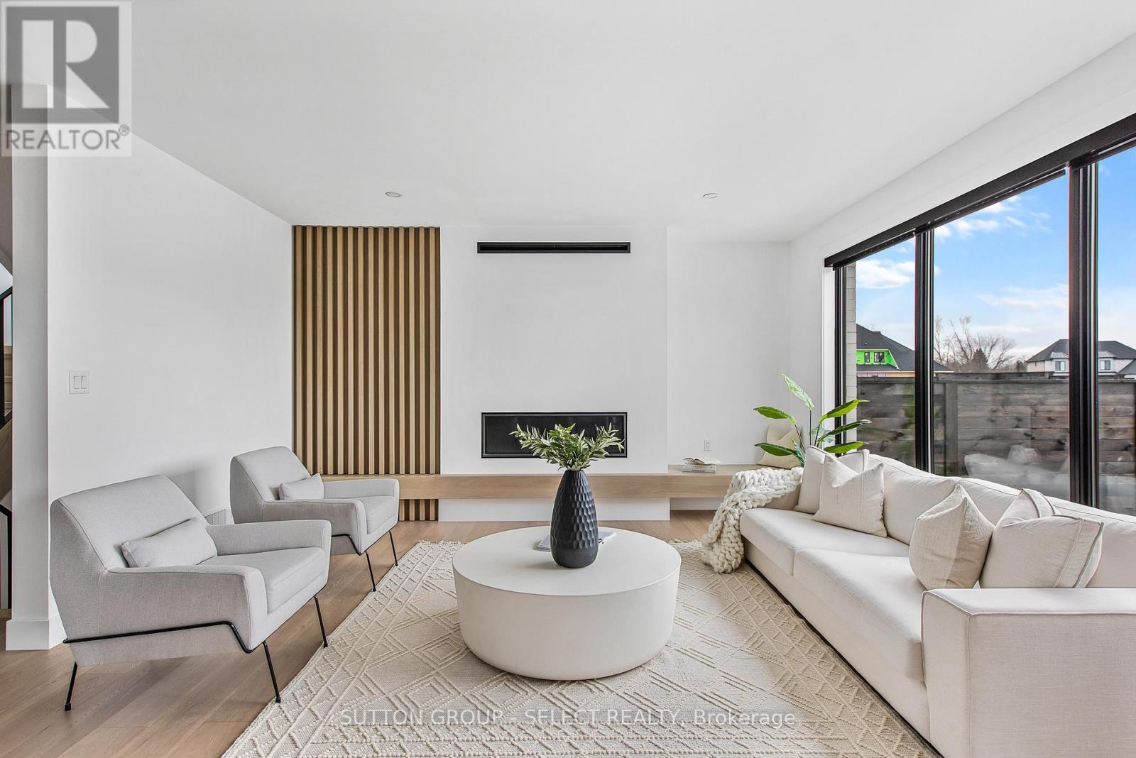 102 Silver Maple Circle, Thames Centre, ON - Indoor Photo Showing Living Room