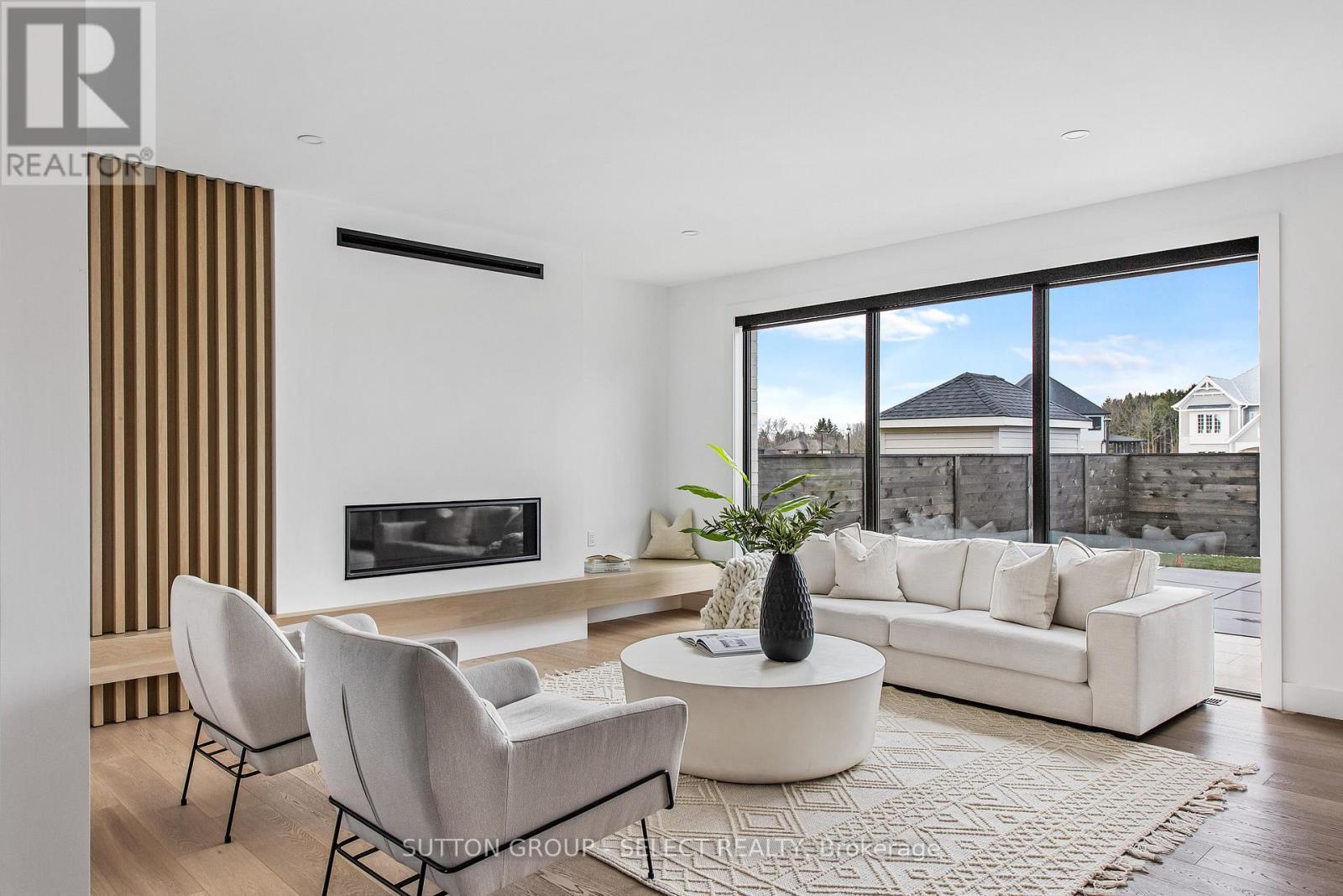 102 Silver Maple Circle, Thames Centre, ON - Indoor Photo Showing Living Room With Fireplace