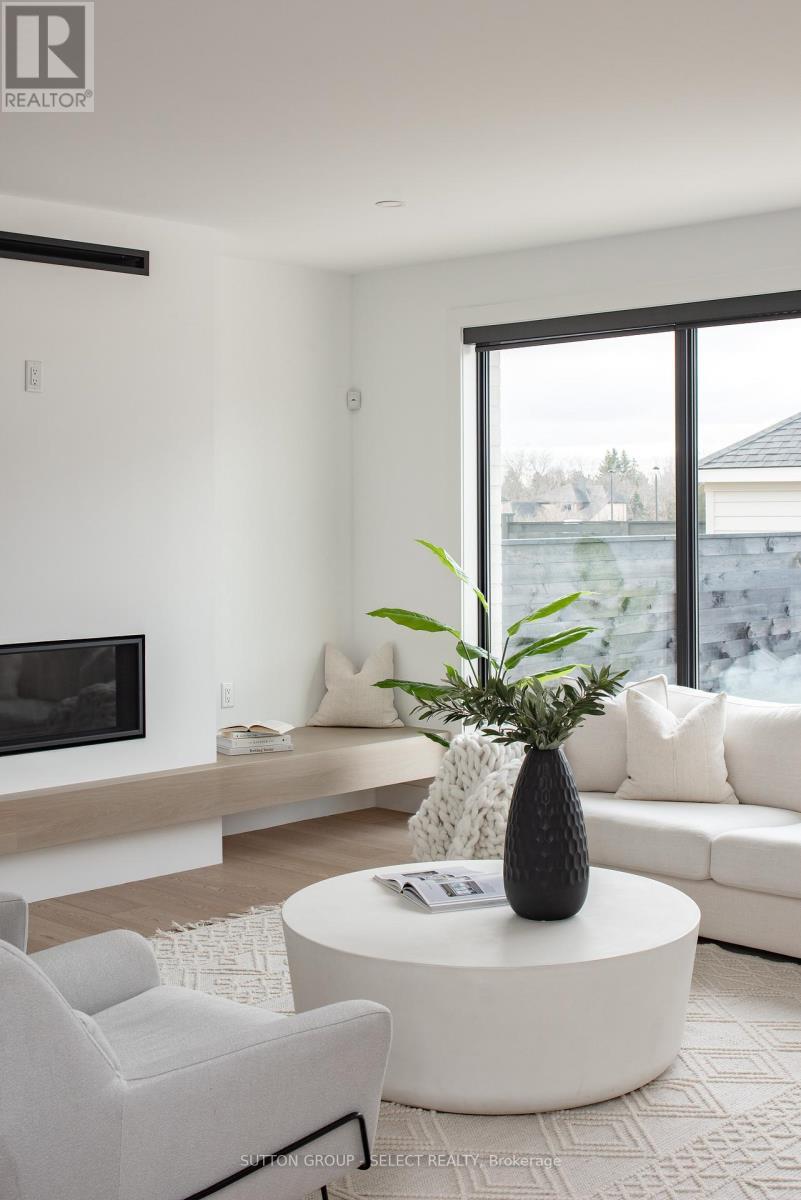 102 Silver Maple Circle, Thames Centre, ON - Indoor Photo Showing Living Room