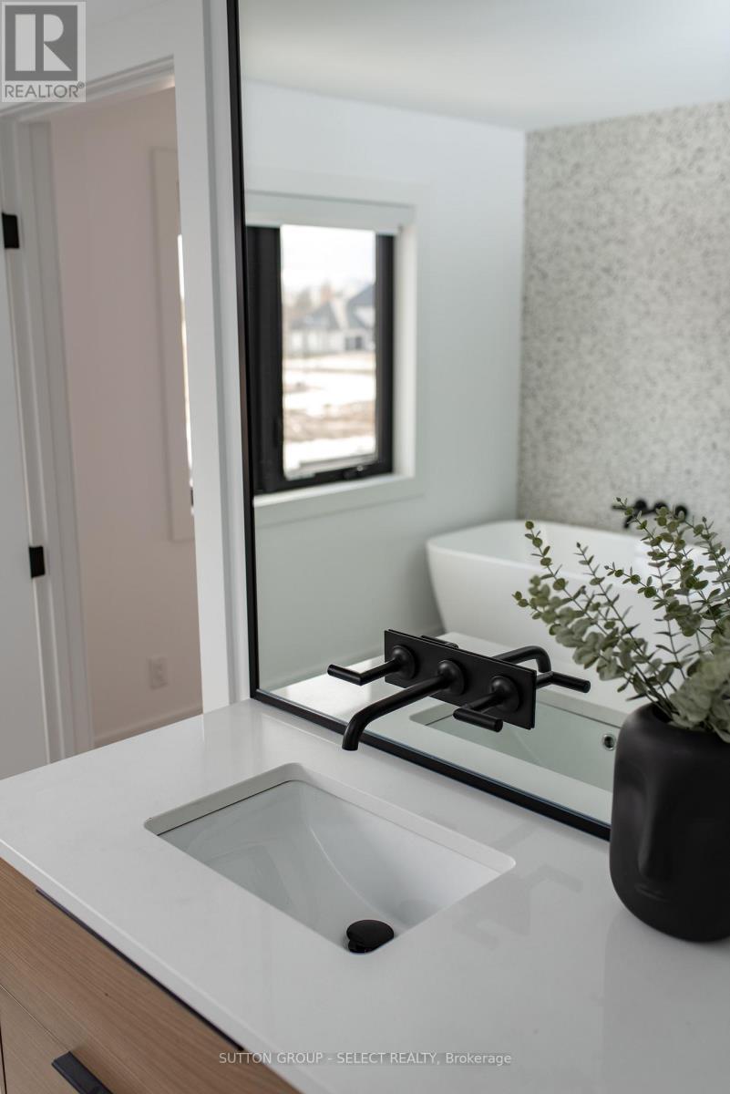 102 Silver Maple Circle, Thames Centre, ON - Indoor Photo Showing Bathroom