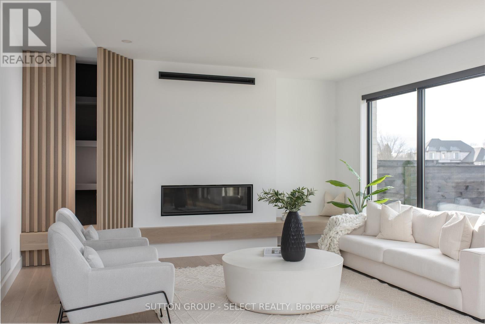 102 Silver Maple Circle, Thames Centre, ON - Indoor Photo Showing Living Room