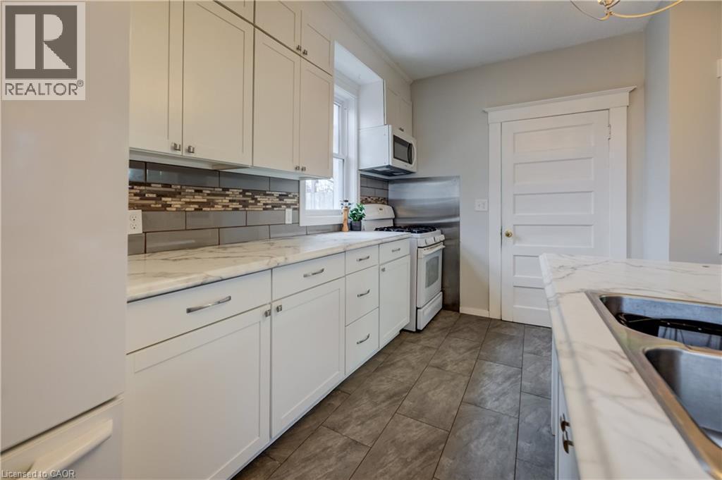 25 John Street, Cambridge, ON - Indoor Photo Showing Kitchen With Double Sink