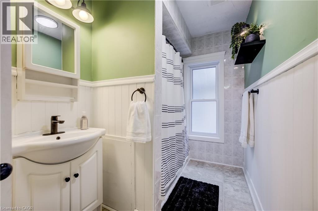 25 John Street, Cambridge, ON - Indoor Photo Showing Bathroom