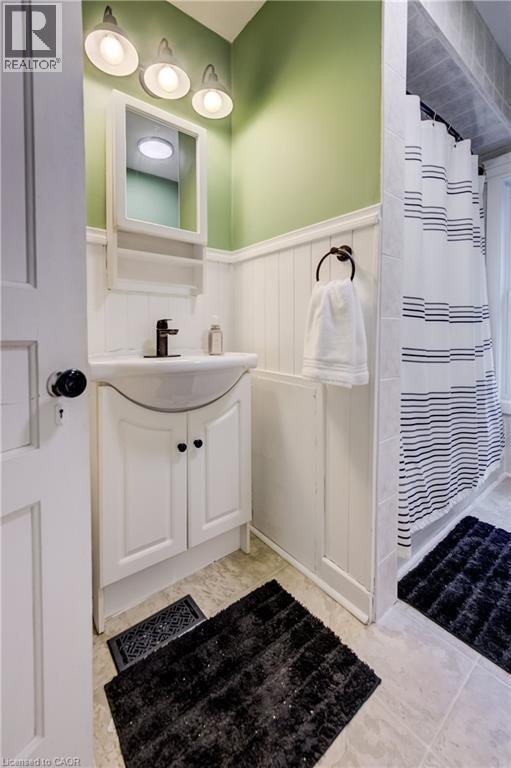 25 John Street, Cambridge, ON - Indoor Photo Showing Bathroom