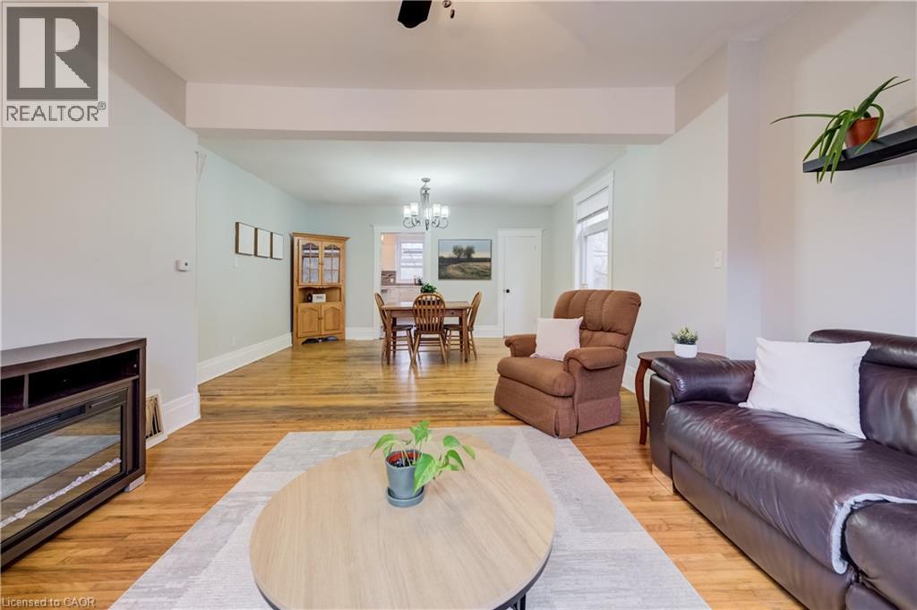 25 John Street, Cambridge, ON - Indoor Photo Showing Living Room