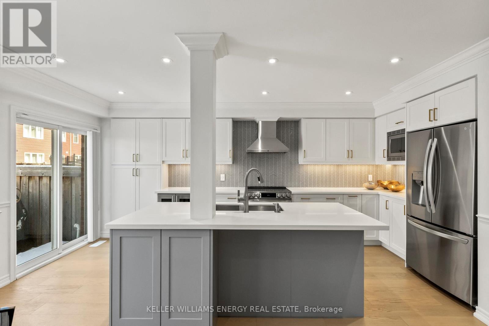 33 Tabaret Crescent, Oshawa (Windfields), ON - Indoor Photo Showing Kitchen With Double Sink With Upgraded Kitchen
