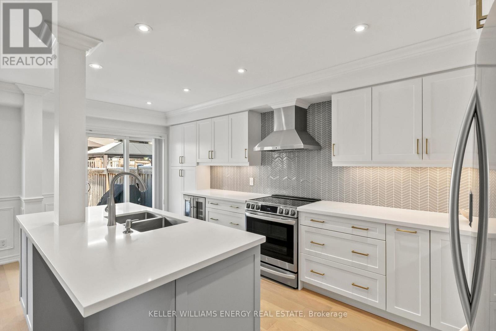 33 Tabaret Crescent, Oshawa (Windfields), ON - Indoor Photo Showing Kitchen With Double Sink With Upgraded Kitchen