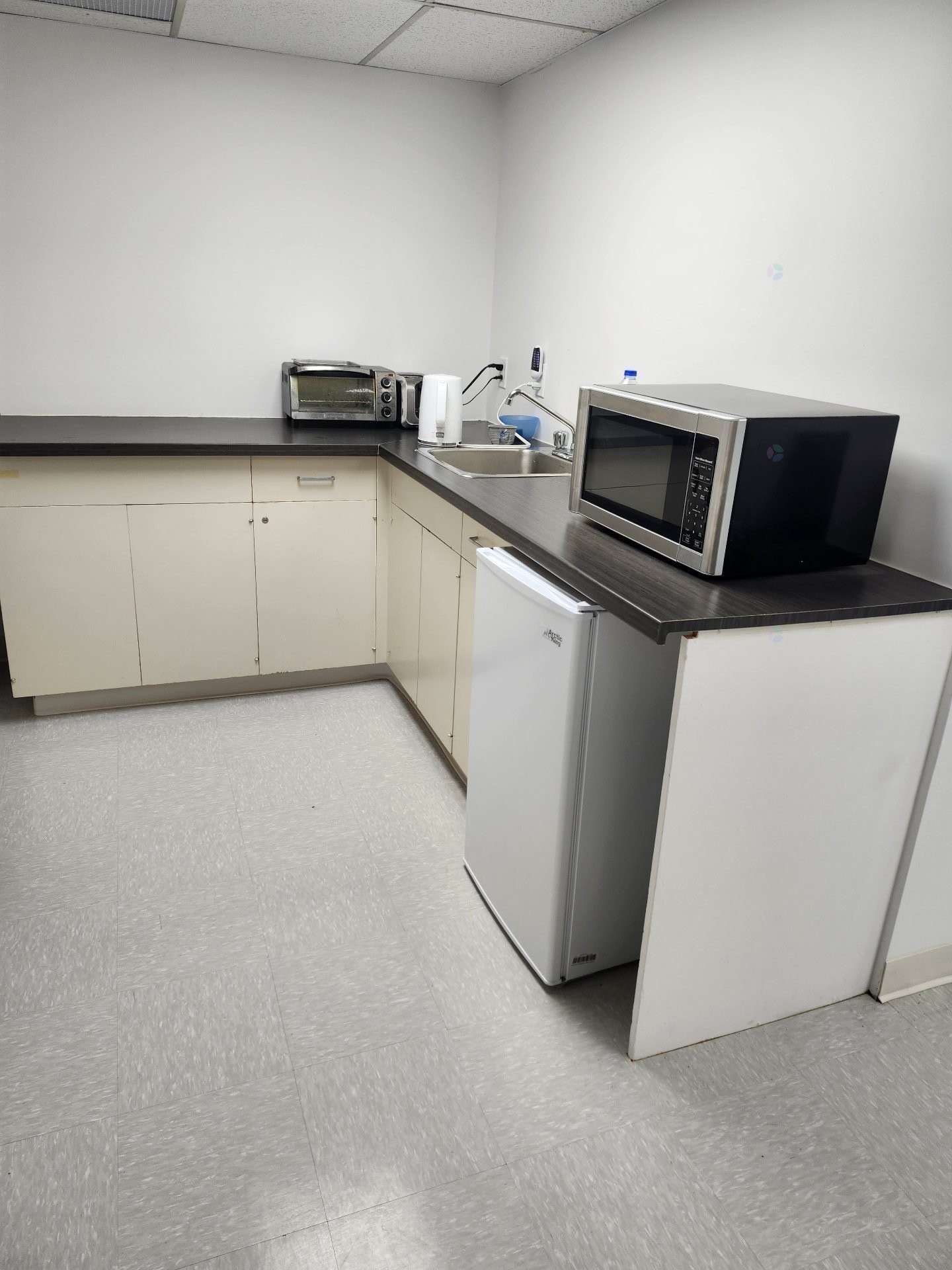 Dinette - 200-2225 Boul. Hymus, Dorval, QC - Indoor Photo Showing Kitchen With Double Sink