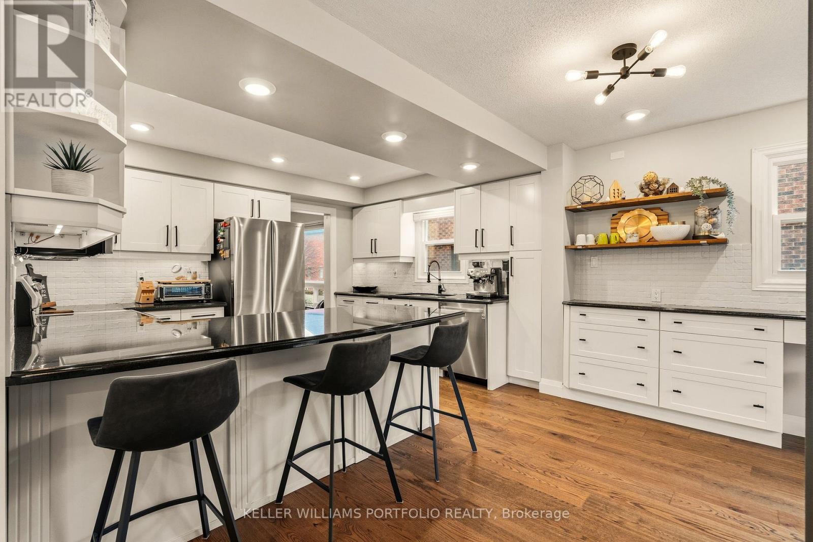 50 Edgewater Drive, Hamilton, ON - Indoor Photo Showing Kitchen With Upgraded Kitchen