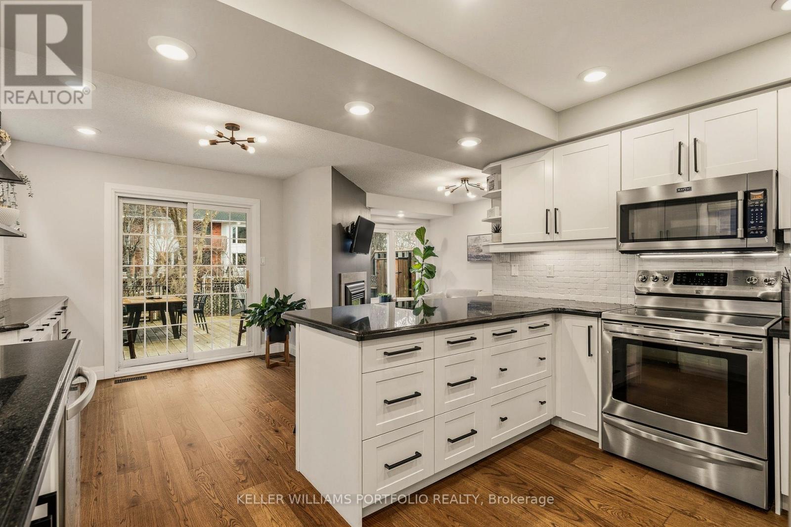 50 Edgewater Drive, Hamilton, ON - Indoor Photo Showing Kitchen With Upgraded Kitchen