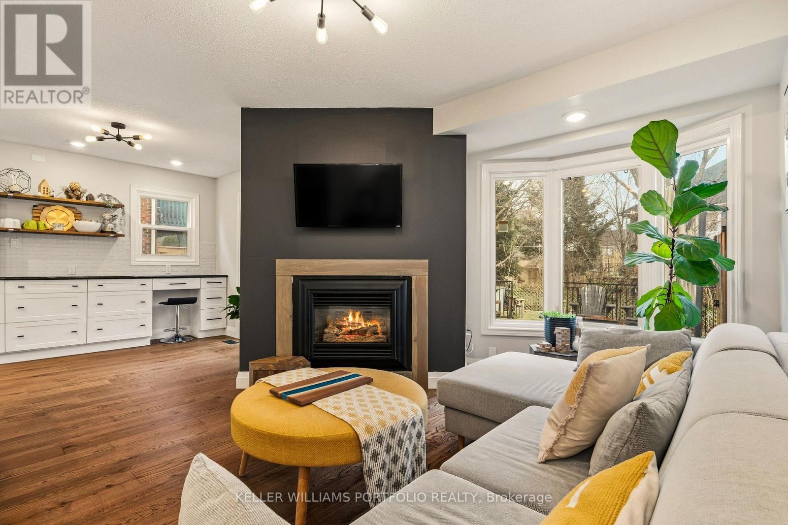 50 Edgewater Drive, Hamilton, ON - Indoor Photo Showing Living Room With Fireplace