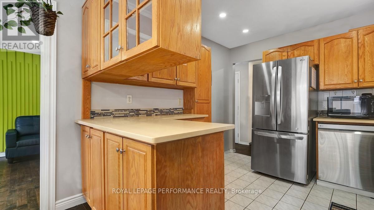 32 Brando Crescent, Ottawa, ON - Indoor Photo Showing Kitchen