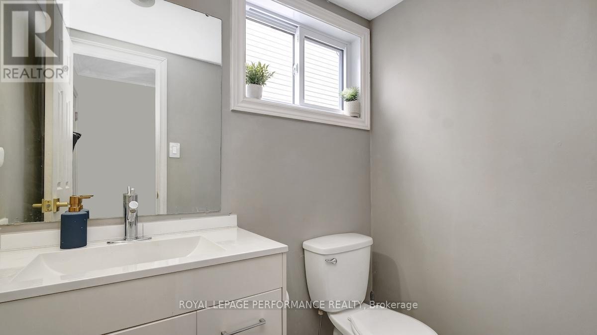 32 Brando Crescent, Ottawa, ON - Indoor Photo Showing Bathroom