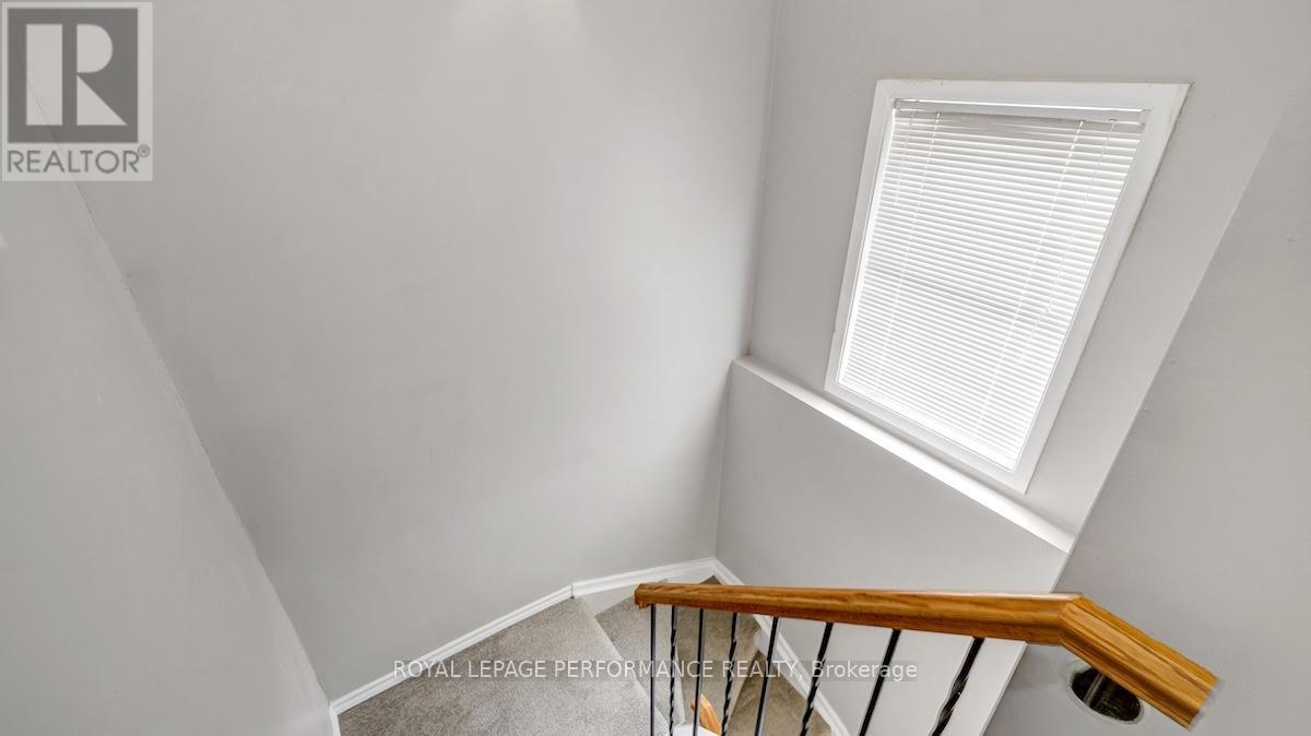 32 Brando Crescent, Ottawa, ON - Indoor Photo Showing Other Room