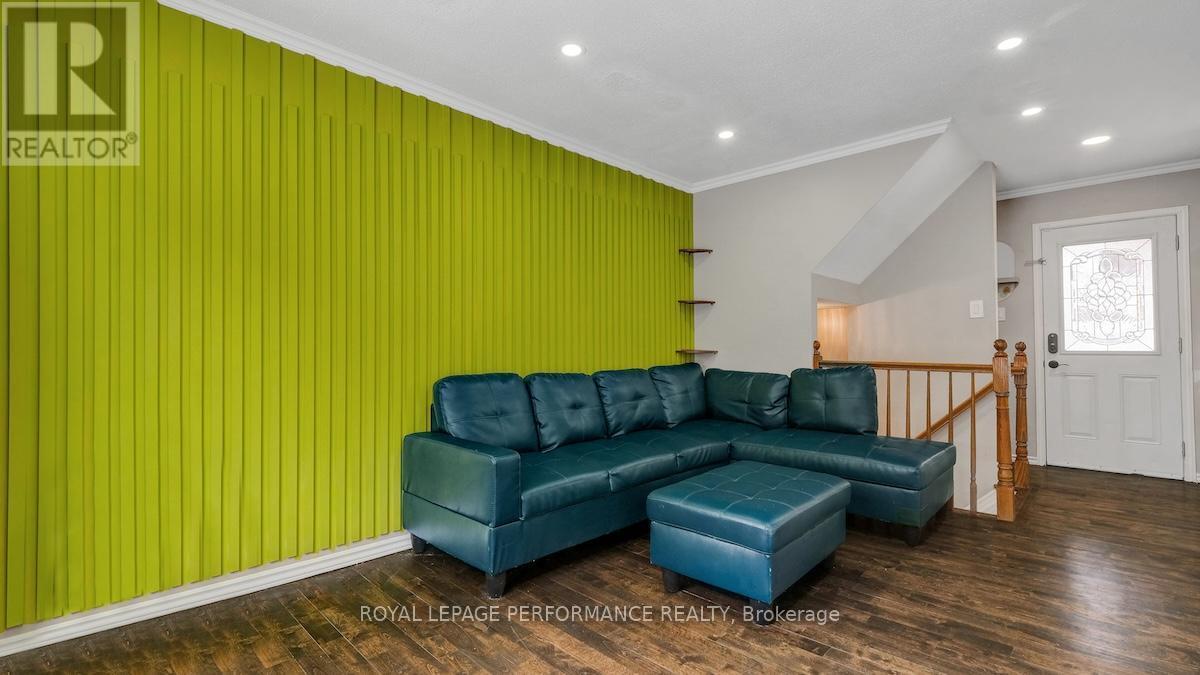 32 Brando Crescent, Ottawa, ON - Indoor Photo Showing Living Room