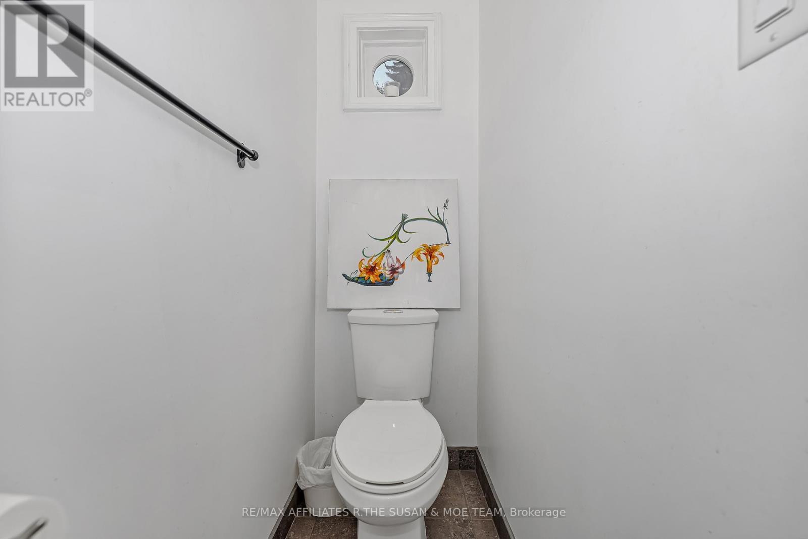 Powder room main floor 196 Augusta - 194 Augusta Street, Ottawa, ON - Indoor Photo Showing Bathroom